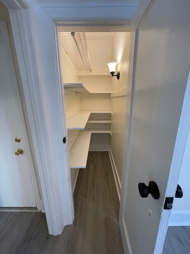 Building Photo - ECHO PARK studio ready to move in!!! Locat...