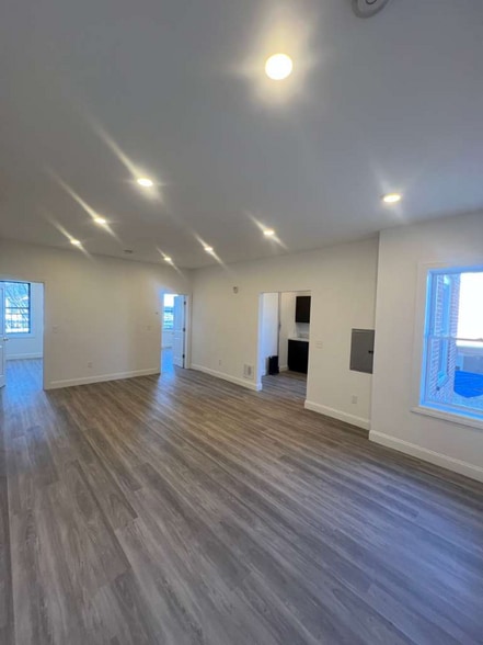 Building Photo - 559 Broadway