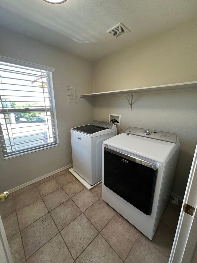 Building Photo - 3 Bedroom - 2 story home in Rancho Sahuarita