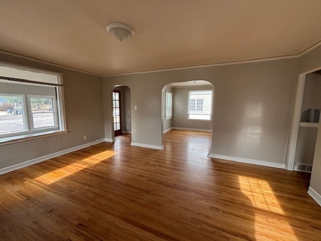 Building Photo - 4 Bedroom 2 Bath House by Frontier Park