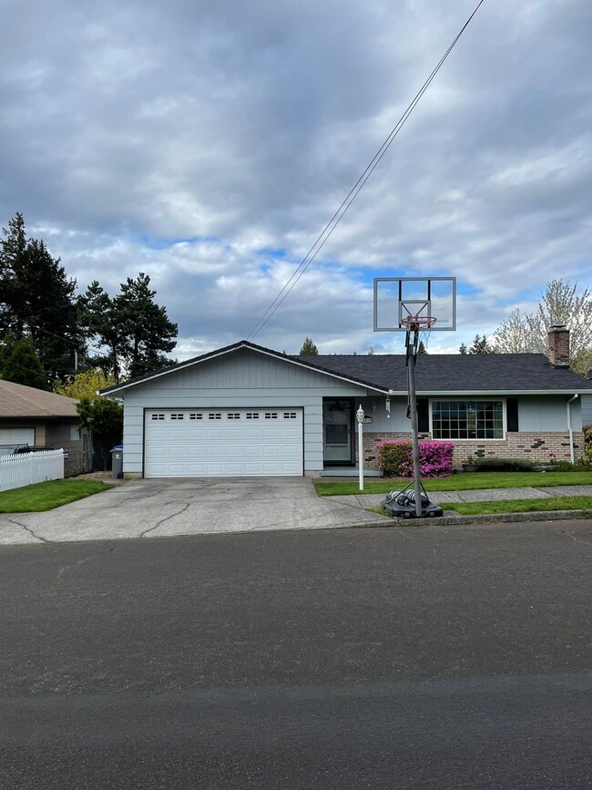 Building Photo - 21515 SE Alder St