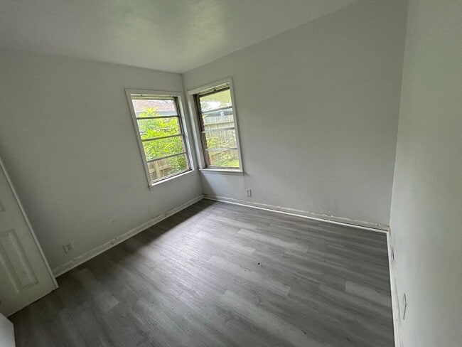 Building Photo - $100 Move In Specials