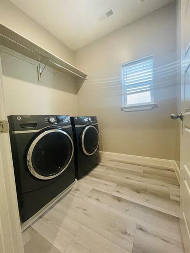 Building Photo - Desert Color Townhome!