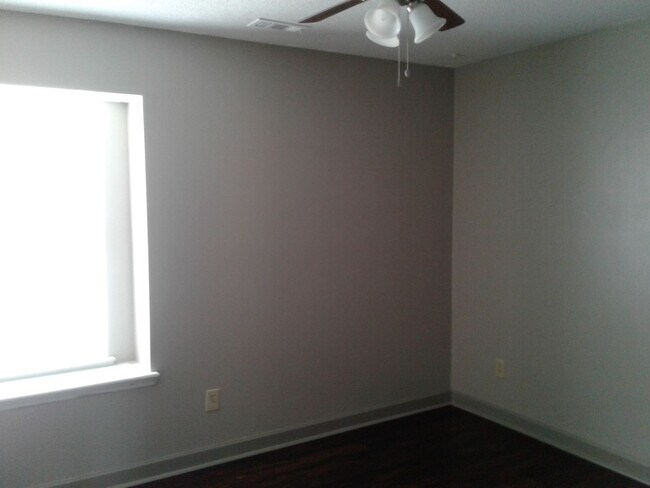 Building Photo - 211 Teakwood