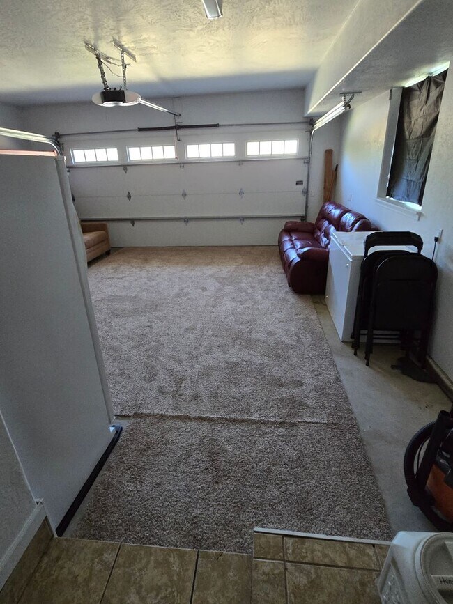 Building Photo - 3 bed 2.5 bath  Home for Rent in Grants Pass