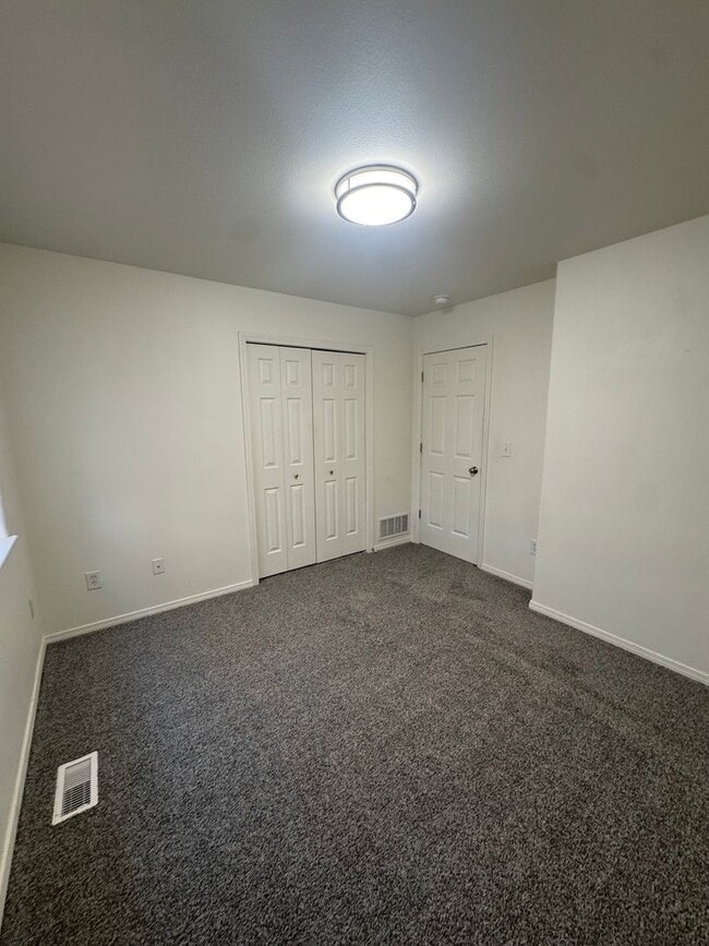 Building Photo - 3 bedroom in downtown Eagle River