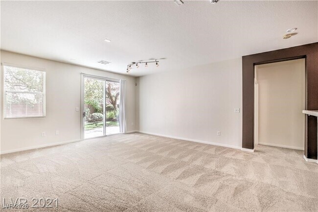 Building Photo - 2121 Silvereye Dr