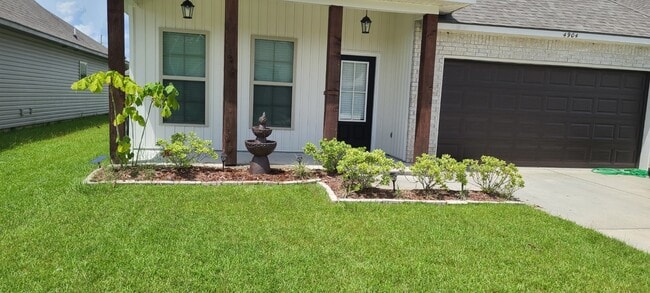 Primary Photo - 4904 Park Shore Dr