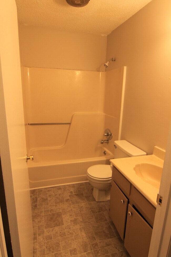 Building Photo - 3 Bedroom 2 Bath Home For Rent On Cunningh...