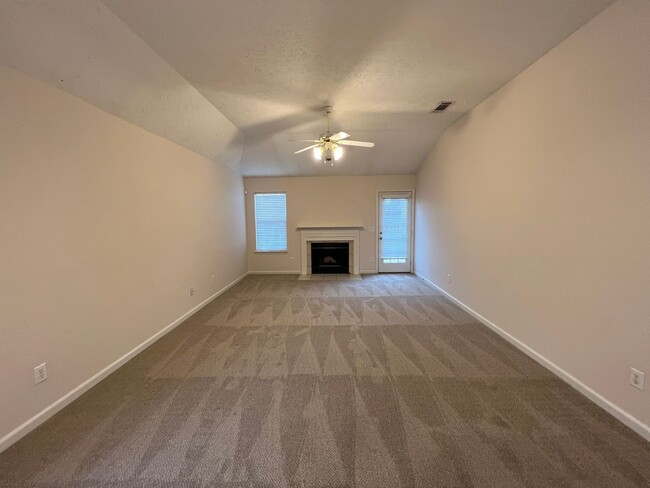 Building Photo - Open Floor Plan - 3 BR 2 Bath Home in Lake...