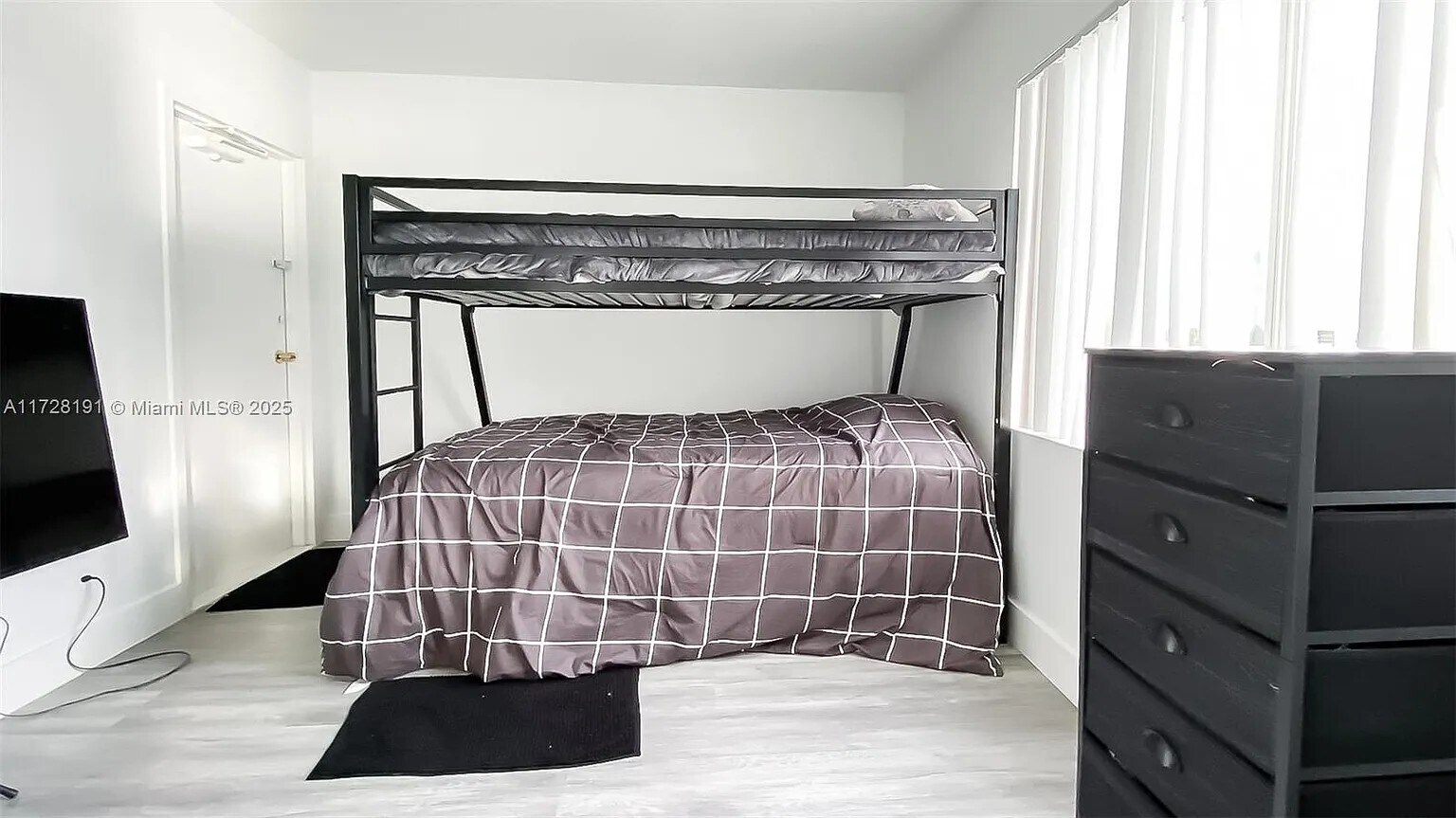 Building Photo - 1060 Crystal Lake Dr