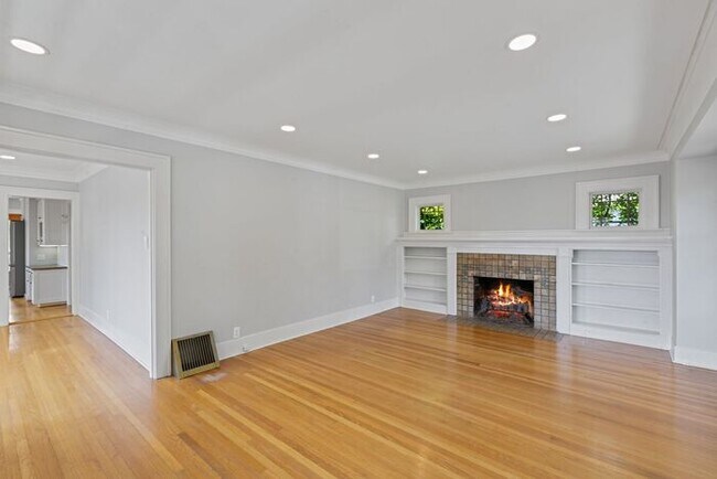 Building Photo - Charming AIR CONDITIONED Leschi Craftsman