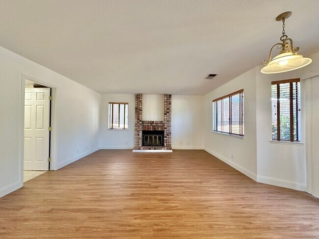 Building Photo - 768 Rose Dr
