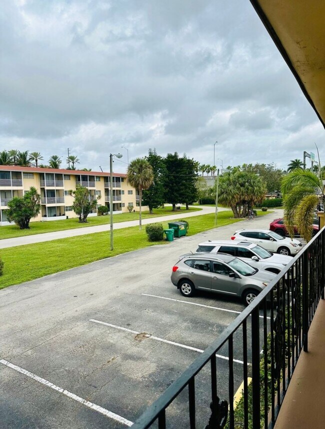 Building Photo - 20111 NE 27th Ct