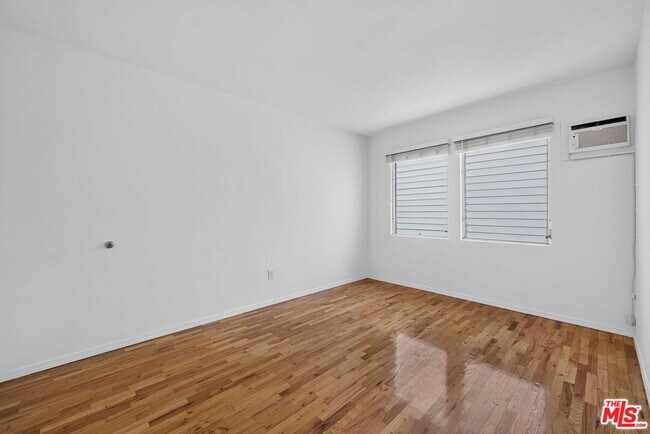 Building Photo - 13553 Moorpark St