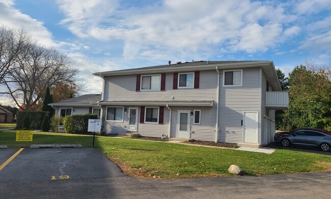 Building Photo - 2S717 Winchester Cir N