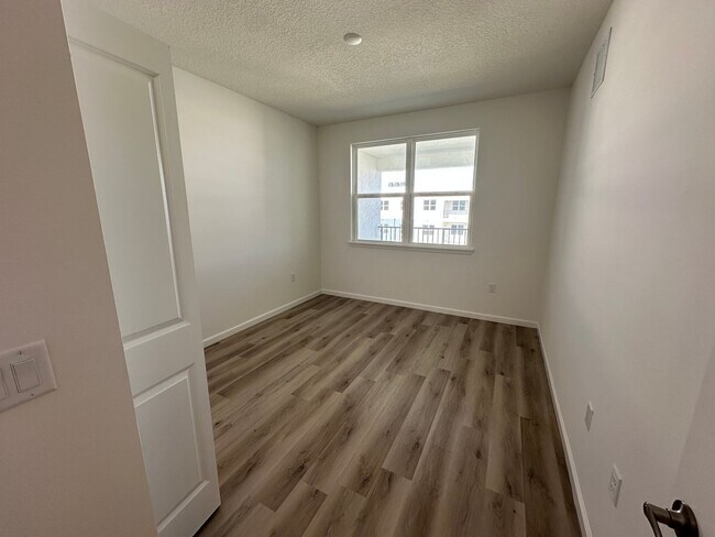 Building Photo - Spacious 2-Bedroom + Den Apartment in Prim...