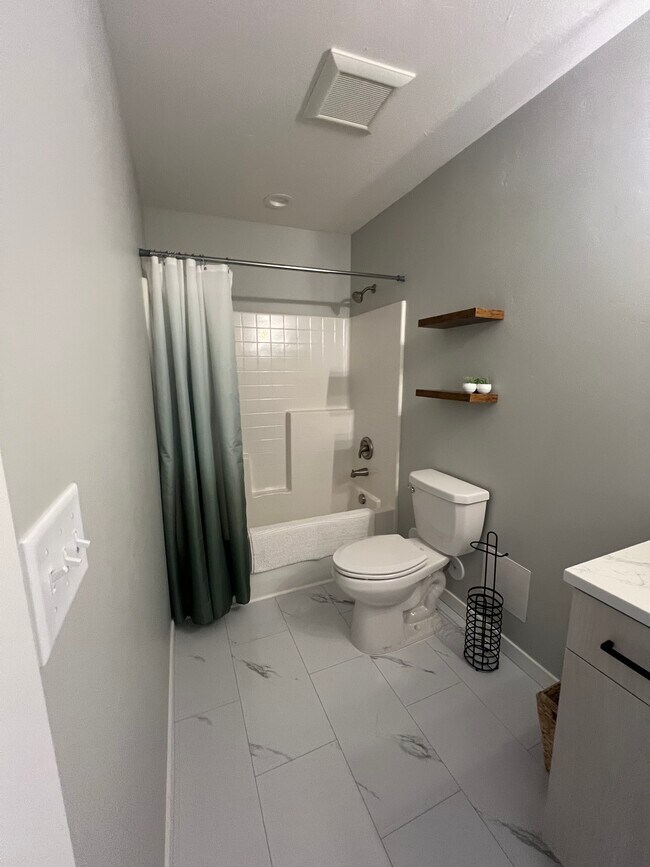 Building Photo - 418 W 18th St