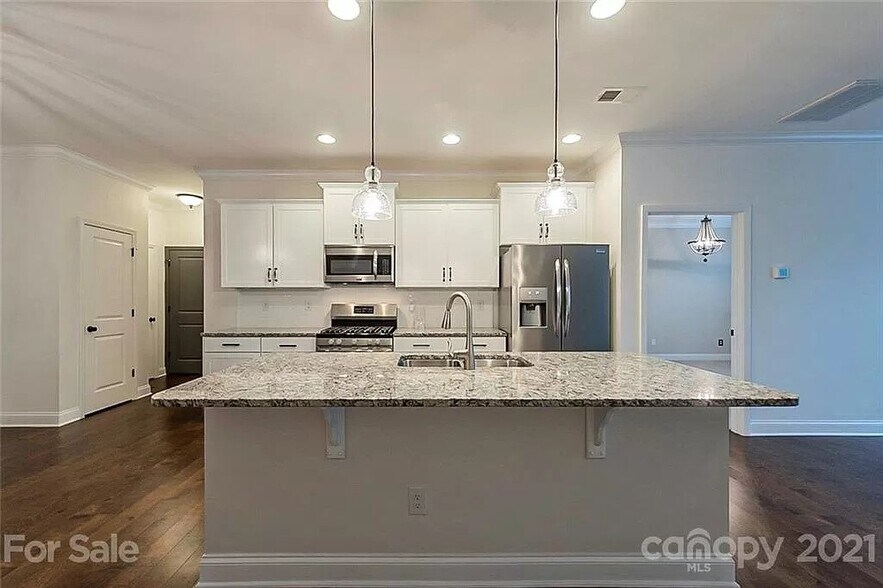 Building Photo - 988 Pennington Dr