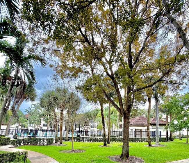 Building Photo - 650 S Park Rd