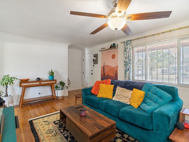 Building Photo - Unfurnished | 2 Bed / 1 Bath | NE Albuquer...