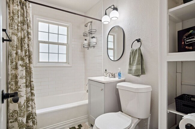 Building Photo - 912 W Comanche St