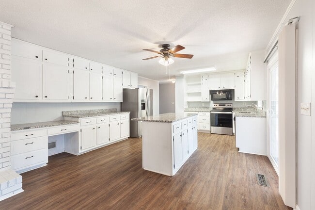 Building Photo - Spacious 4bd/2.5ba Ranch w/ Two-Car Garage & Large Basement and Screened Porch!