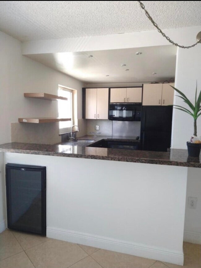 Building Photo - 720 Bayshore Dr