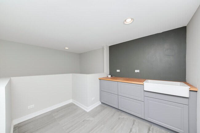 Building Photo - 1025 Walnut Wy