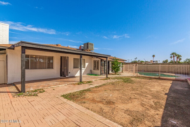 Building Photo - 1835 E Yale Dr