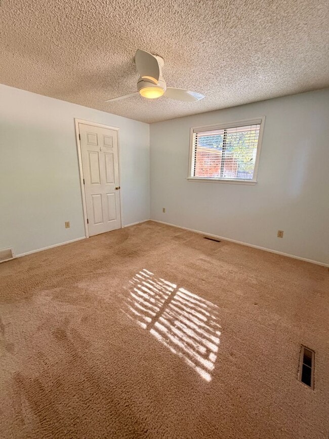 Building Photo - Amazing 3bed/2 bath with finished basement.