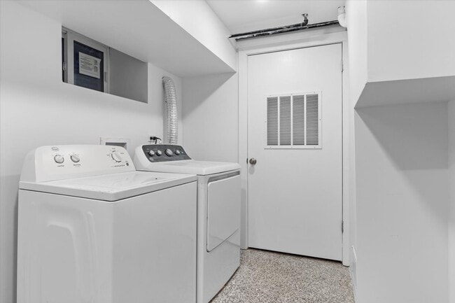 Building Photo - 722 S Laflin St