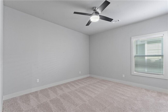 Building Photo - 913 NE Hts Ln