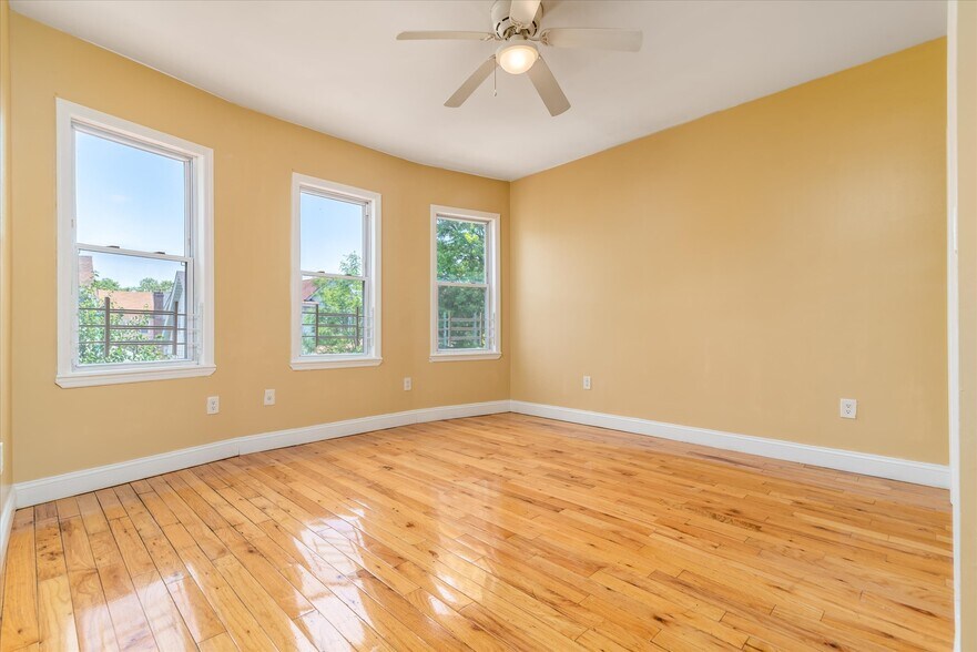 Building Photo - 554 E 34th St