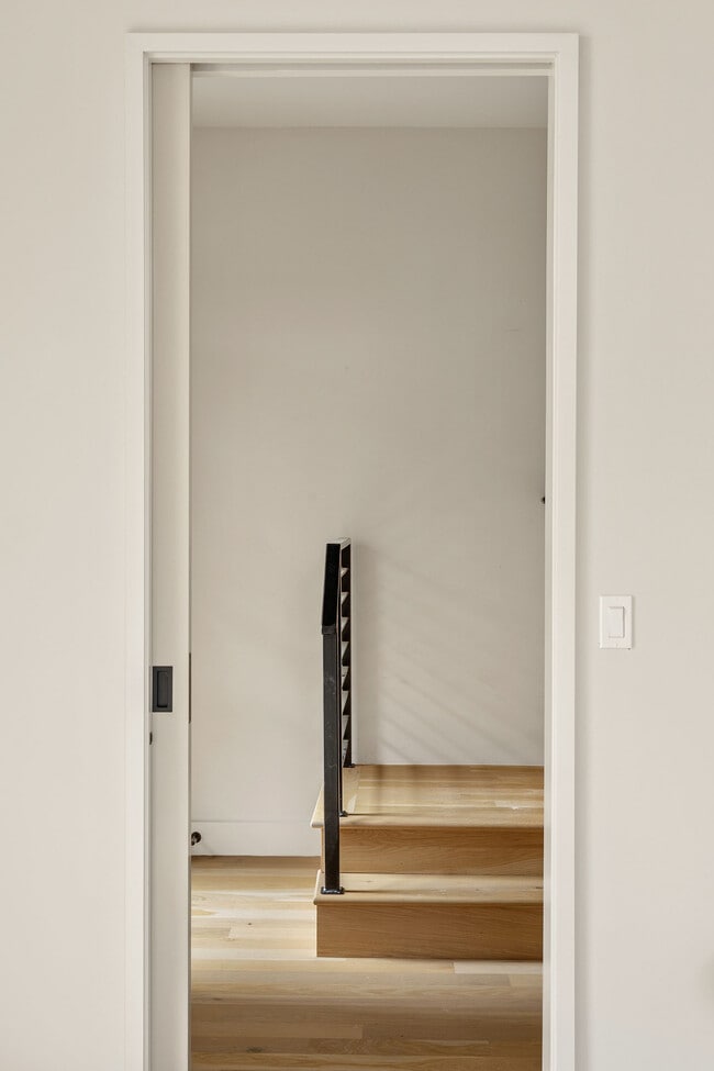 Building Photo - 1325 N Dewey Ave