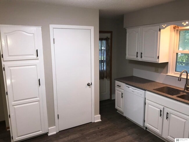 Building Photo - 2612 S 61st Ave