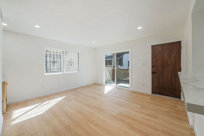 Building Photo - 1239 W Rosecrans Ave