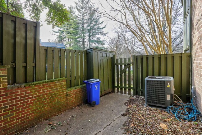 Building Photo - 3BD, 1.5BA - Beautifully Remodeled Townhome in Columbia