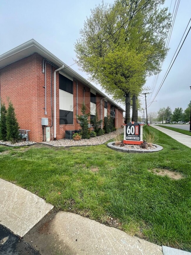 Building Photo - Updated 1 bed / 1 bath apartment - 60 West...