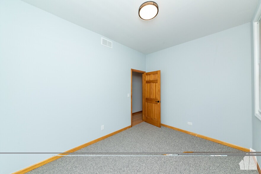 Building Photo - 2338 N Greenview Ave