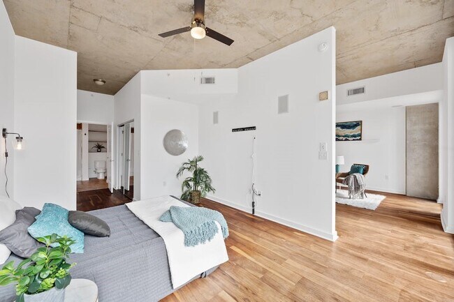 Building Photo - 360 Nueces St
