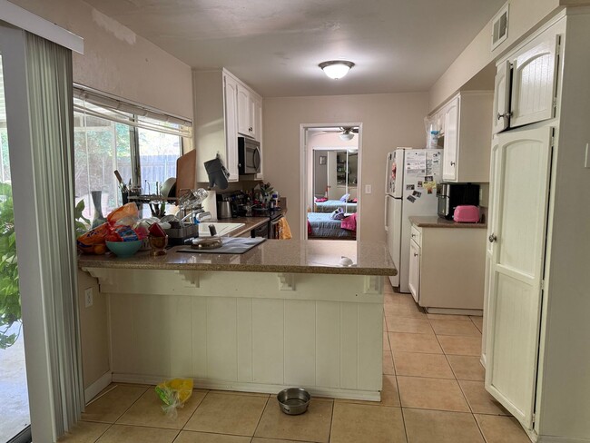 Building Photo - 5 bed 2 bath on New Mills!