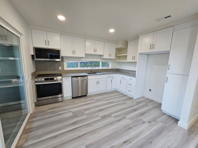 Building Photo - Gorgeous COMLETELY RENOVATED 3 Bed/2.5 Bat...