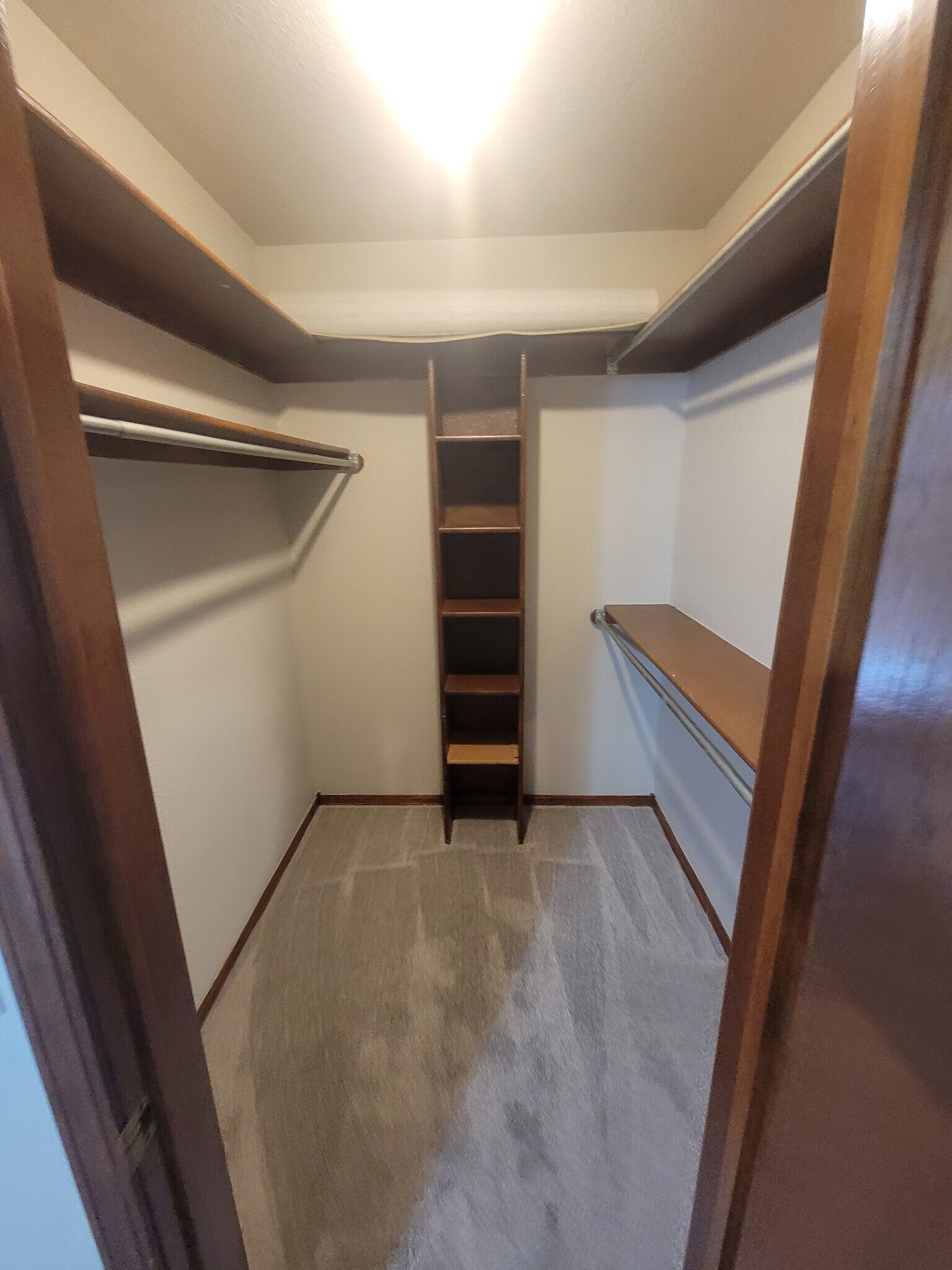 Building Photo - 813 Waterview Rd