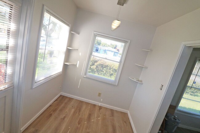 Building Photo - 2/1 house in Bay Park! Vinyl flooring, upd...