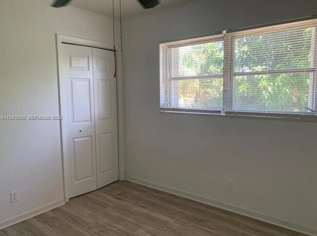 Building Photo - 637 NE 6th Ct