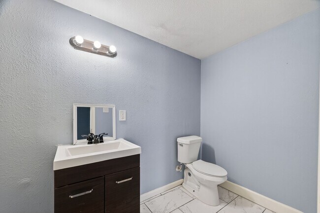 Building Photo - Spacious 4-Bed, 2-Bath Convenient South Houston Home Near Medical Center & City Access