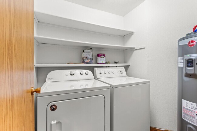 Building Photo - Well Maintained Condo
