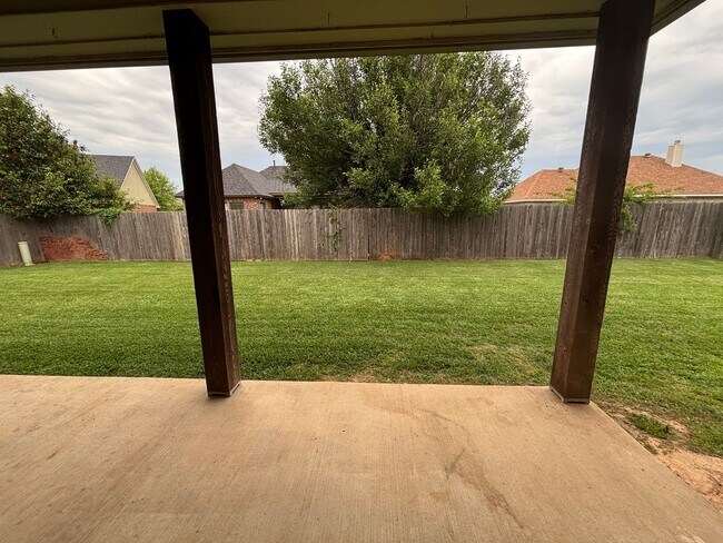 Building Photo - Large 4 Bedroom Home in Benton