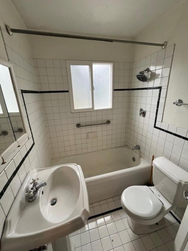 Building Photo - 4 bedroom in Seattle WA 98103